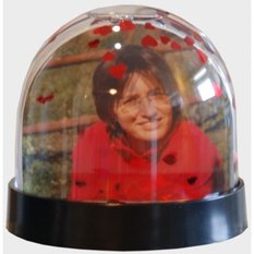 Hermosa bola de nieve personalizada con la foto que tu elijas. En vez de nieve tiene corazones de color rojo.
Ideal para regalar en San Valentín.